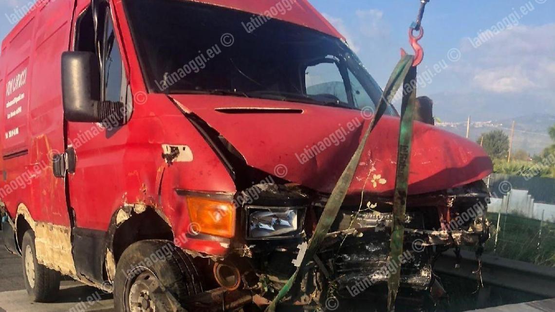 Incidente fatale nella mattinata: una donna muore sul colpo, tre i feriti