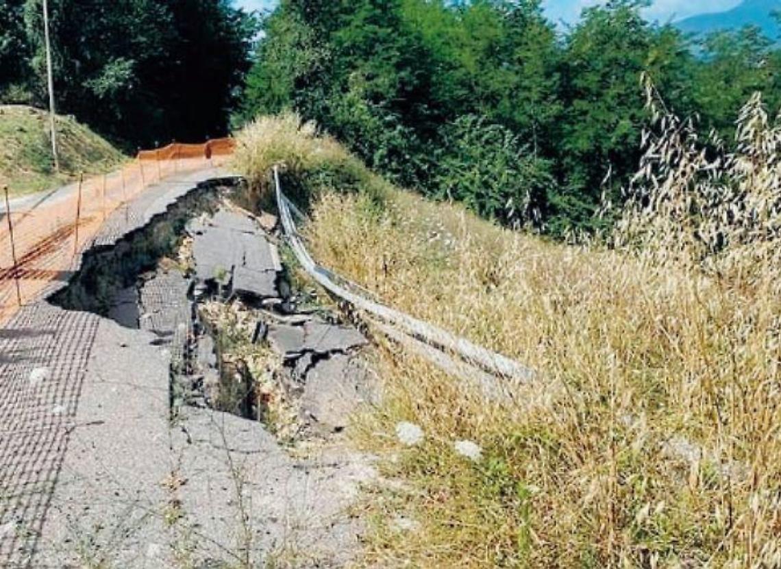 Frana di via Gennare, strada interdetta da troppo tempo: al via i lavori