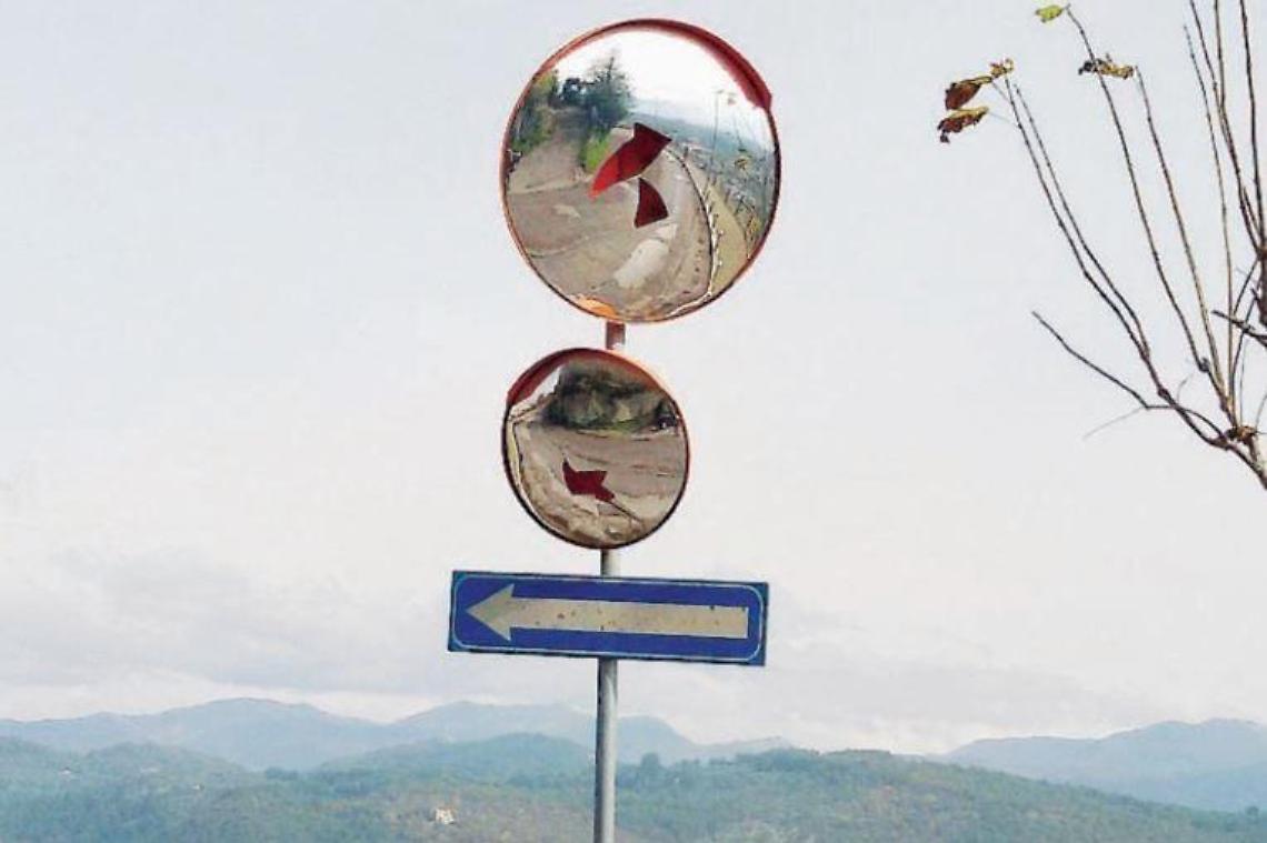 Vandali sempre più scatenati: distrutti specchi e staccionate