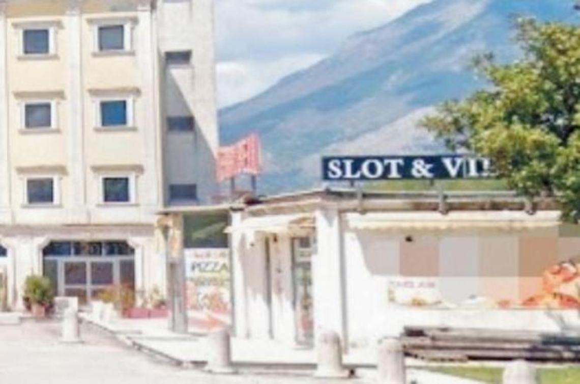 Rapina alla sala bingo con pistole e spranghe: spunta la pista dell'Est