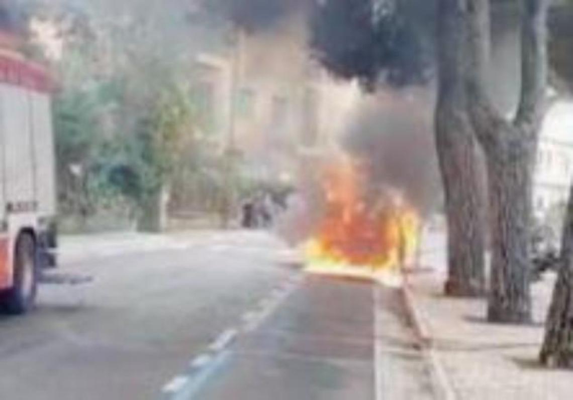 Auto parcheggiata prende fuoco, il rogo la distrugge: momenti di panico in strada