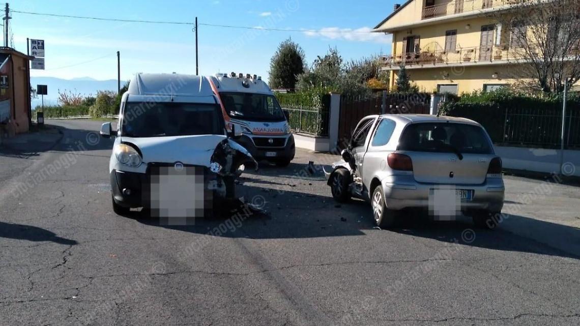 Incidente sulla provinciale, due veicoli coinvolti e tanti danni: soccorsi sul posto