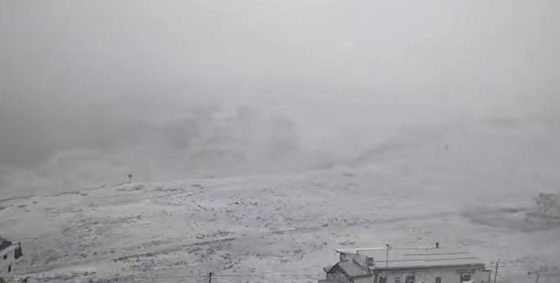 Prima nevicata sui monti della Ciociaria: a Campo Staffi imbiancato il Rifugio Viperella