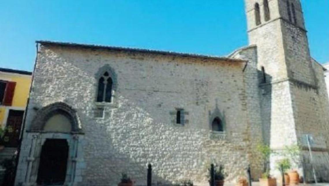 Raid sacrilego: va in chiesa e ruba crocifissi e candelabri, beccato dalle telecamere