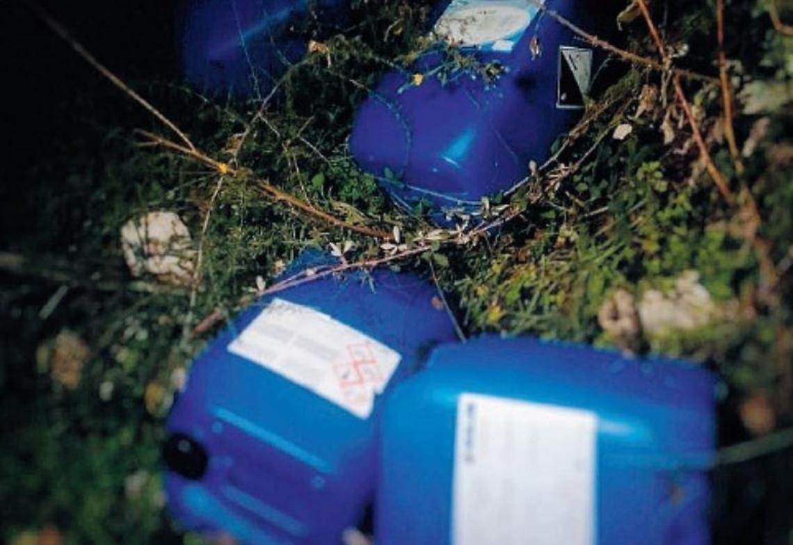 Taniche abbandonate vicino al cimitero: all'interno un liquido sospetto