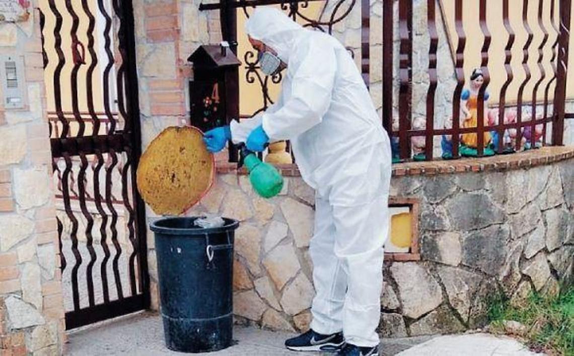 Famiglia in quarantena con i rifiuti in casa: ora si cerca una soluzione