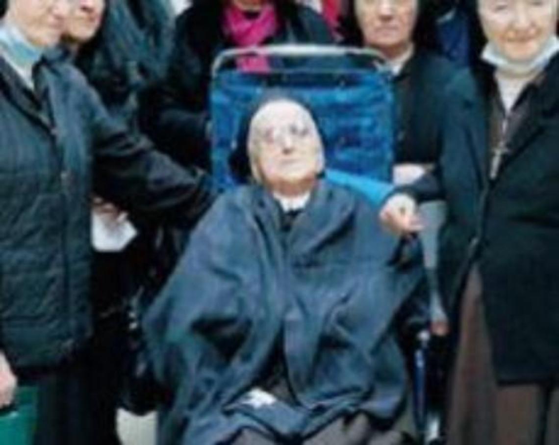Suor Angela spegne 90 candeline: l'emozionante festa con il vescovo e gli amici