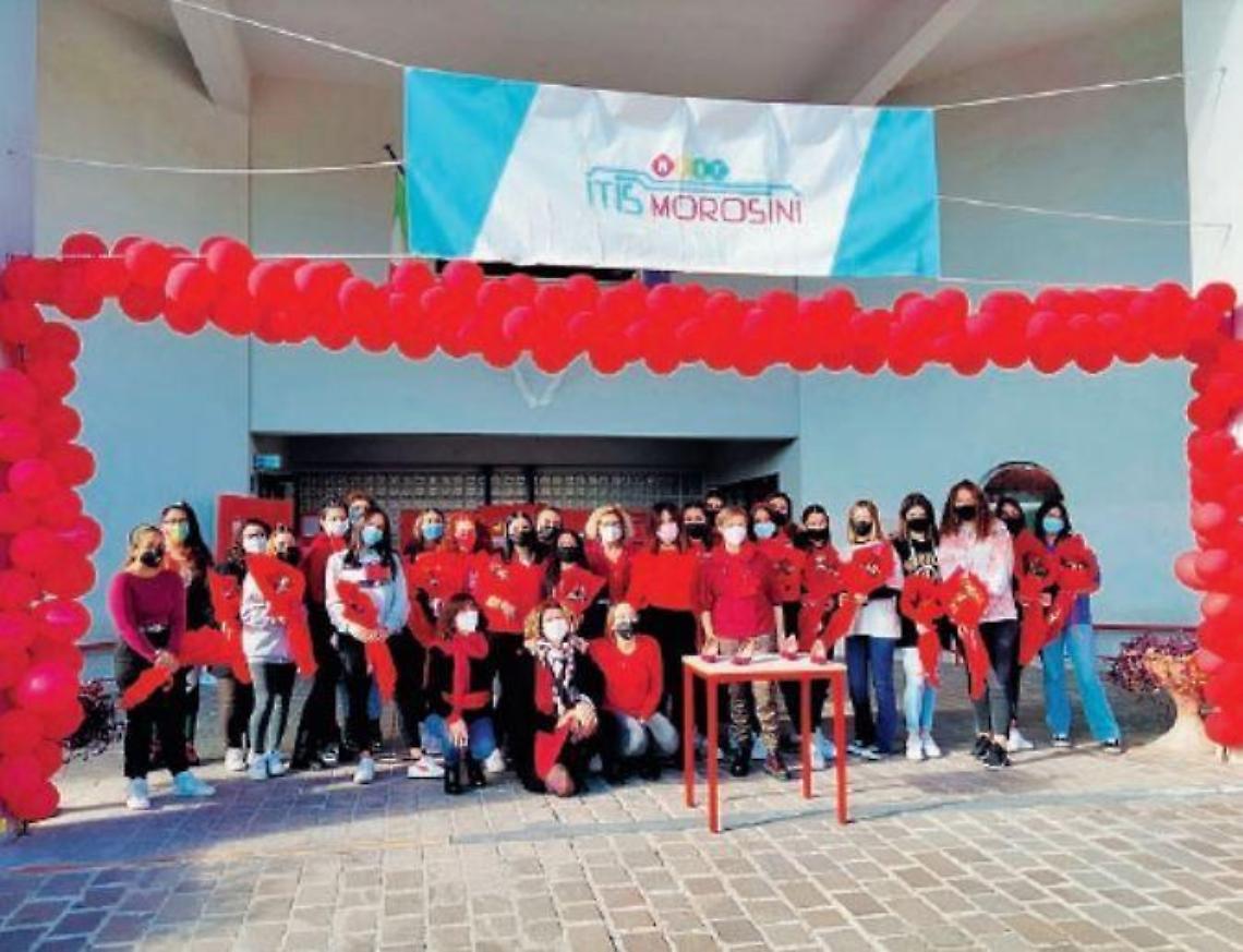 Una panchina rossa e tante riflessioni, così gli studenti omaggiano le donne