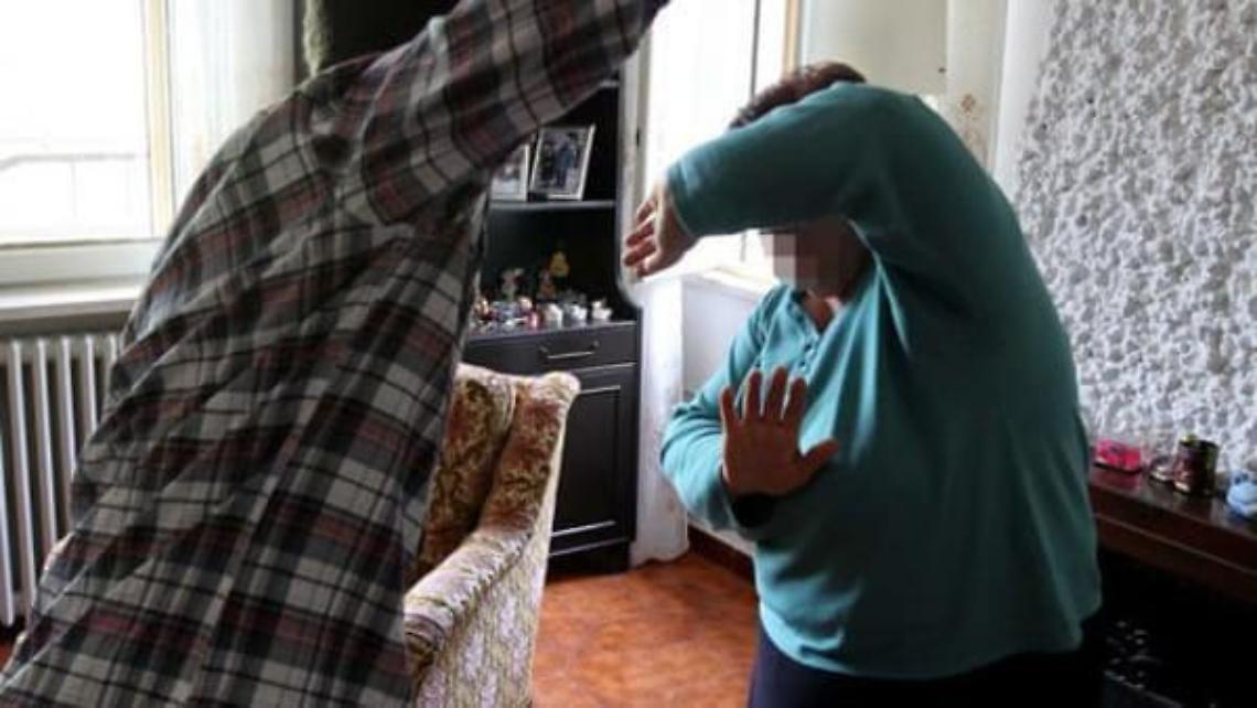 Picchia brutalmente la madre e la deruba per comprare droga: figlio violento nei guai