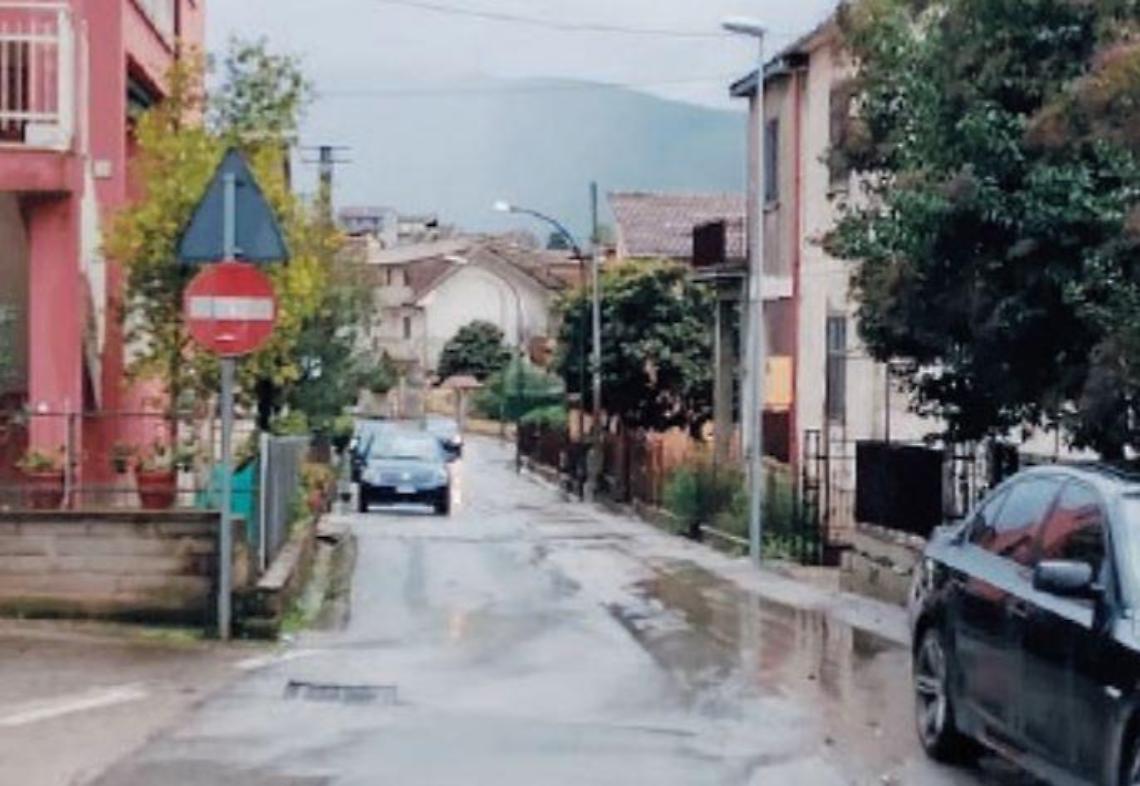 Senso unico insidioso per i pedoni: i cittadini chiedono una soluzione
