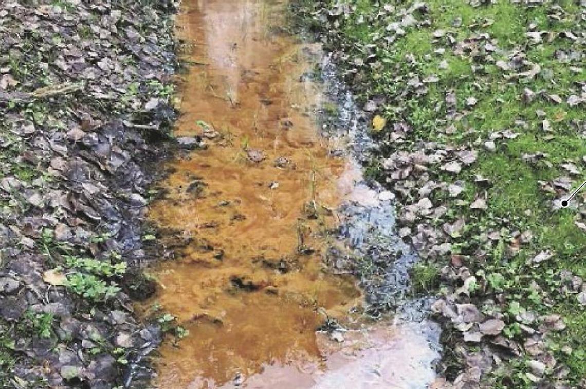 Acque e fango rossi, strade invase da veleni: un pericolo troppo trascurato