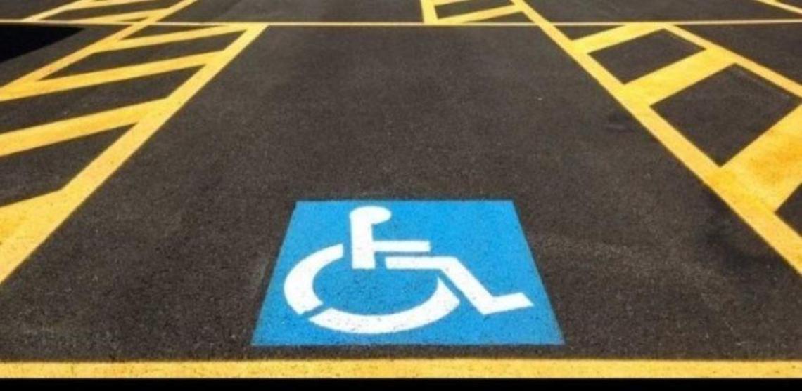 Parcheggio selvaggio, occupati abusivamente i posti per disabili: lotta agli incivili