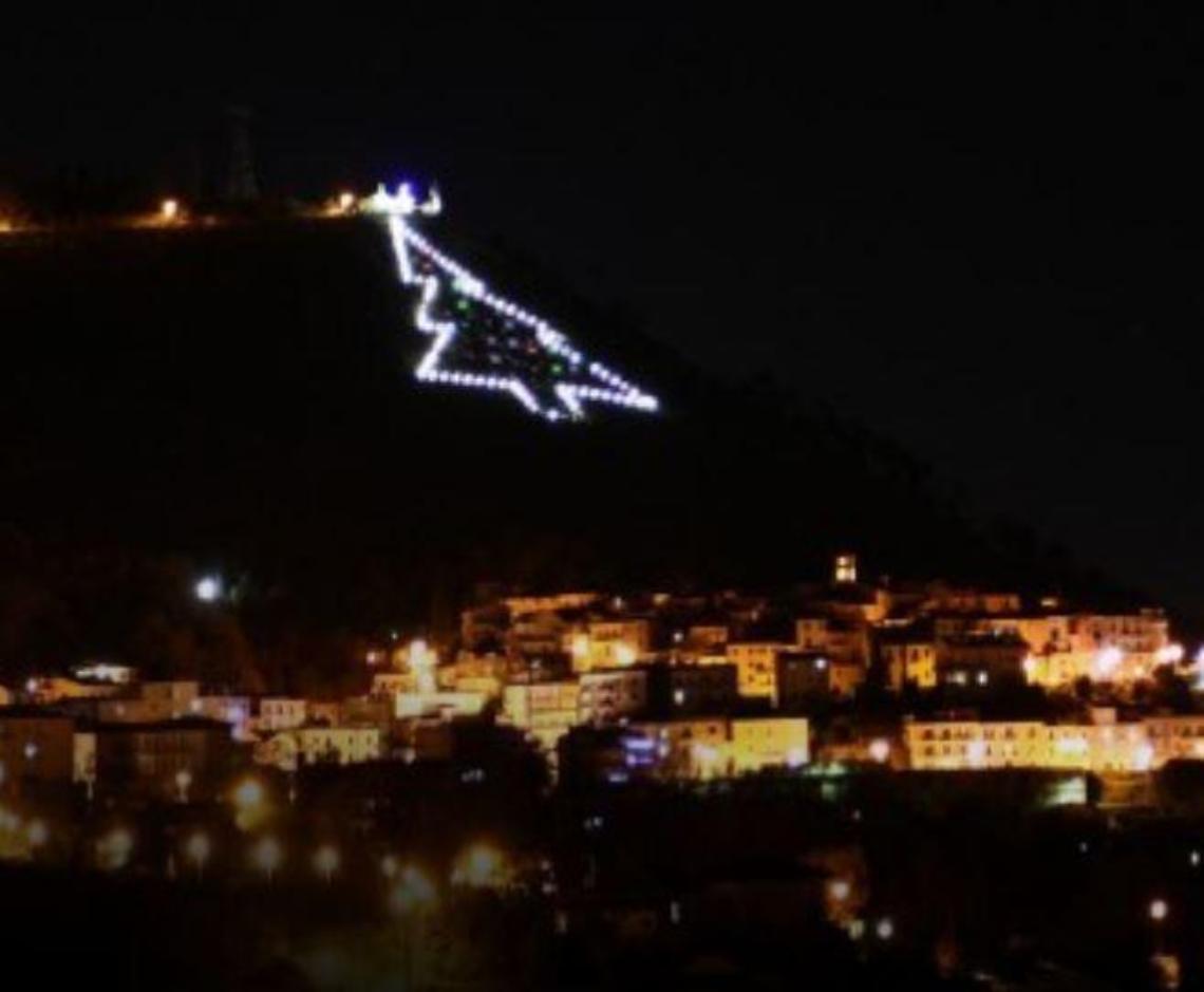 Domani sera l'accensione dell'albero di luce: l'attesa cerimonia inaugurale