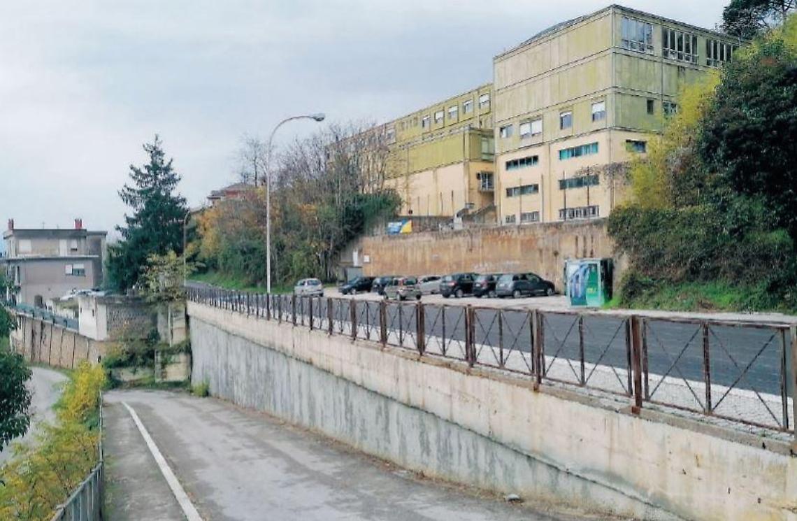 Studente precipita nel vuoto: il 16enne non è in pericolo di vita