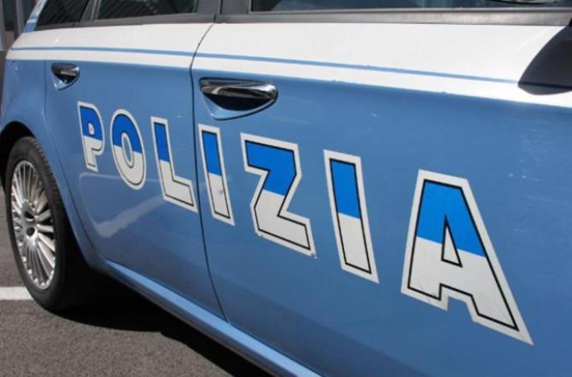 Calci e pugni per uno sguardo sbagliato: 3 bulle picchiano una 14enne