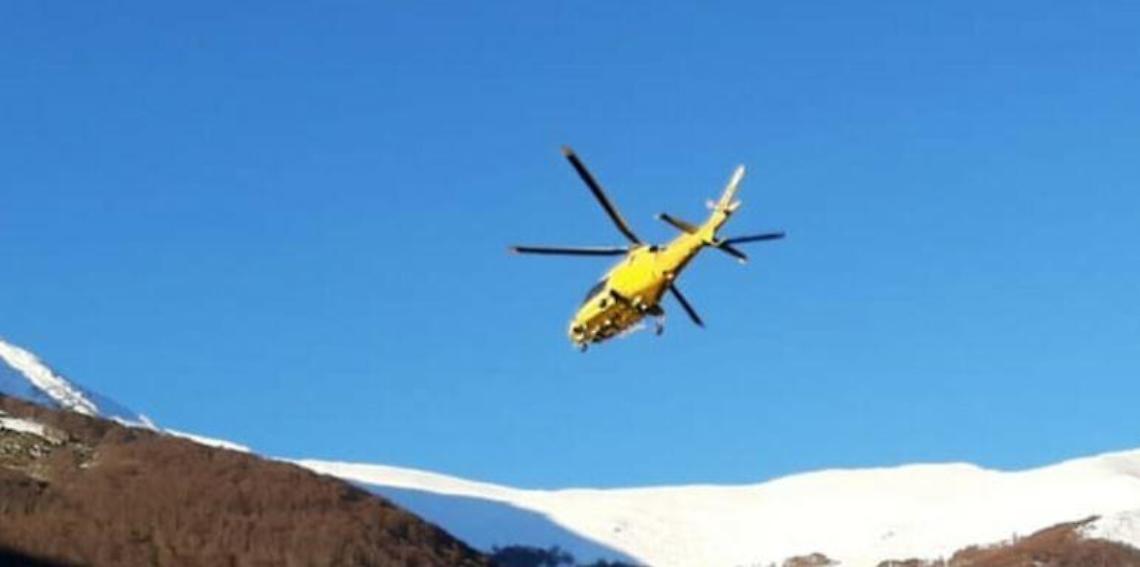 Scivola sul ghiaccio per oltre 200 metri, escursionista ferito: il salvataggio