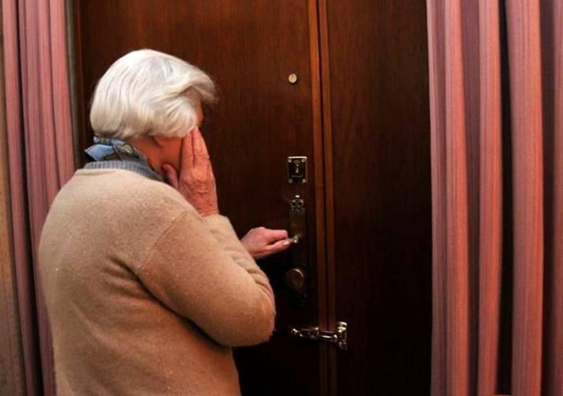 Truffa del pacco, anziana non ci casca e chiama i carabinieri: denunciati due campani
