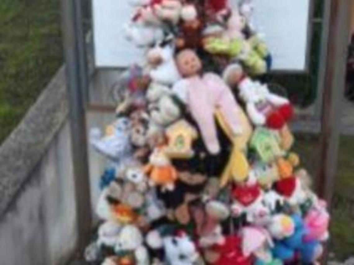 Due alberi di Natale al cimitero: un gesto simbolico in ricordo dei bambini