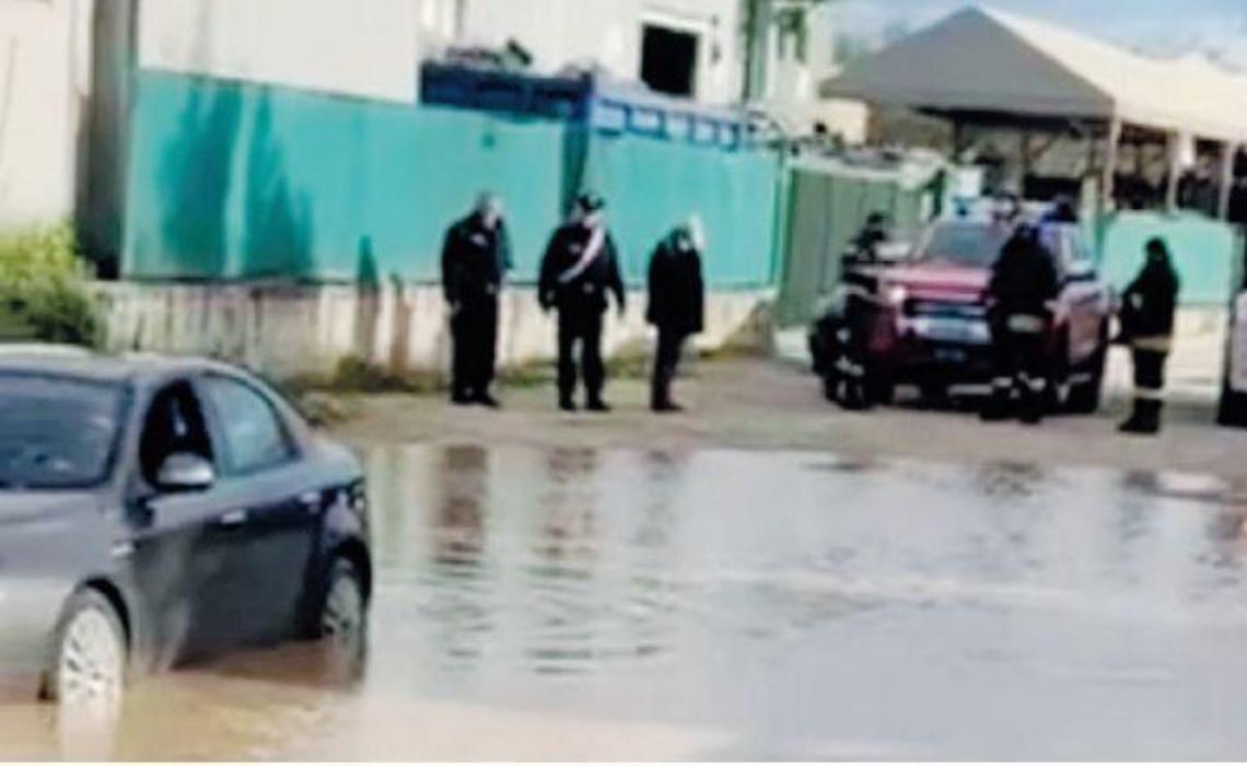 Maltempo, auto sommersa da acqua e fango: famiglia intrappolata