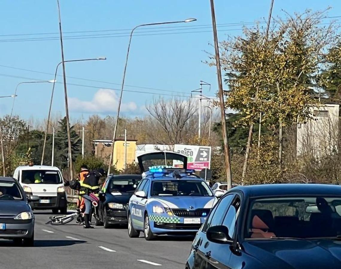 Paura in strada, travolto e ferito un ciclista: la corsa in ospedale