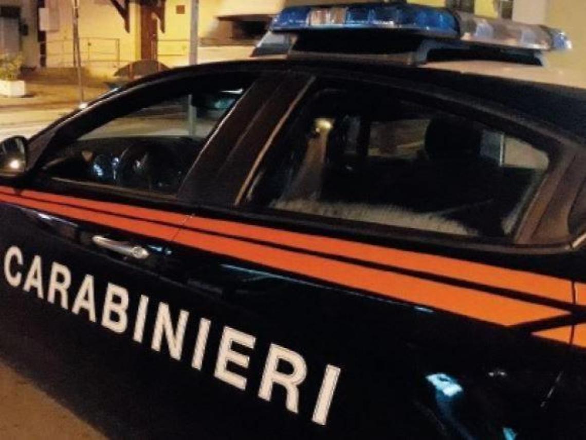 Ubriaco alla guida perde il controllo dell'auto e finisce in una cunetta