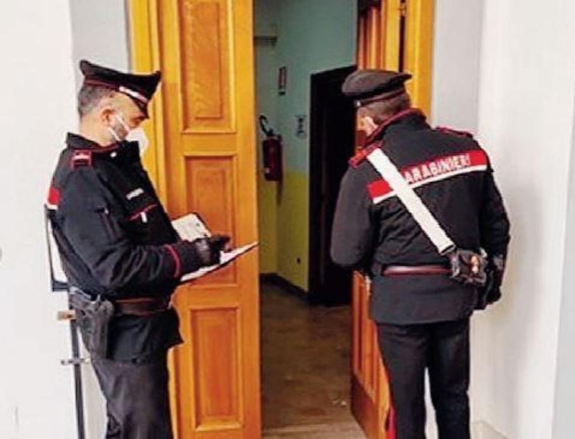 Buoni spesa della discordia, scoppia il putiferio in Comune: impiegato preso a pugni