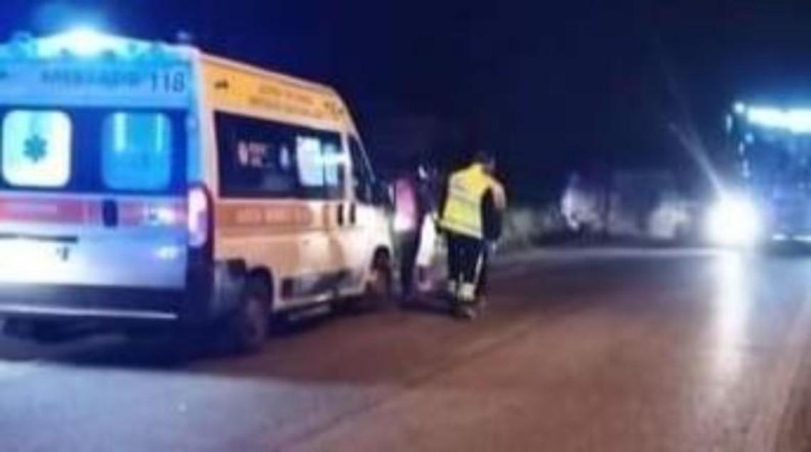 Incidente sulla statale: si ribalta con l'auto e urta un altro veicolo