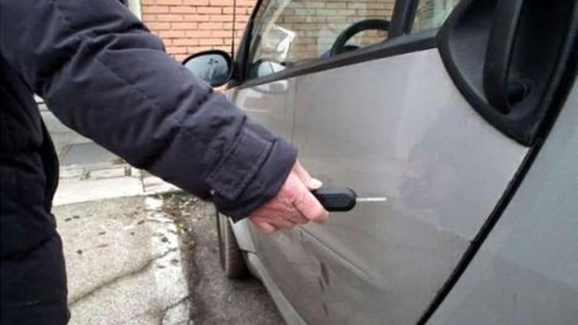 Vandali in azione: panchine e vasi distrutte, macchine danneggiate