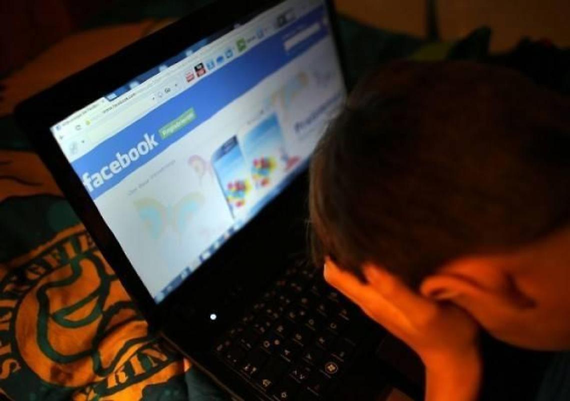 Cyberbullismo e pericoli: la polizia informa i giovani sui rischi del web