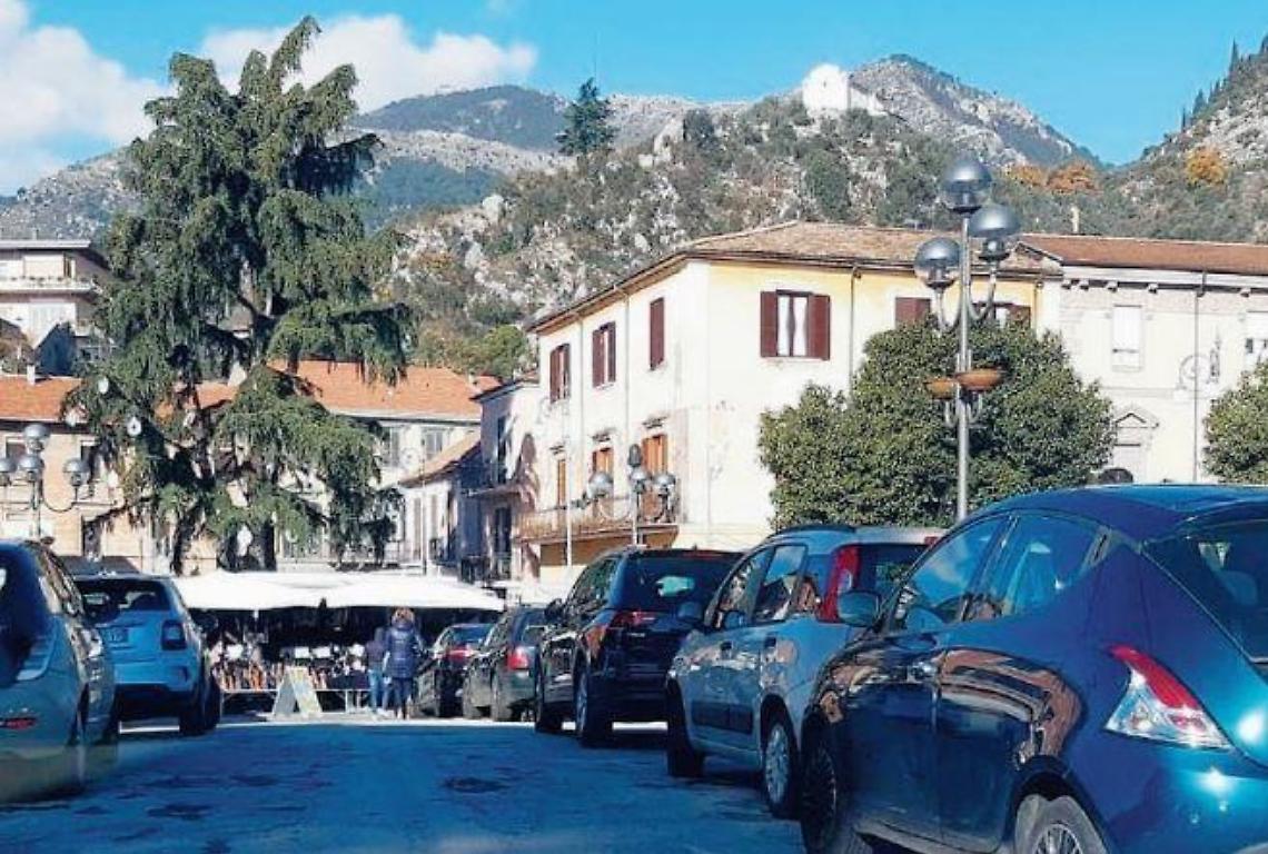 Sosta selvaggia sui ponti, nessuno rispetta il divieto: ora tolleranza zero