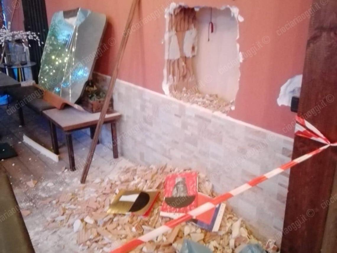Ladri in un bar nella notte: scoperti da un gruppo di ragazzi, li prendono a sassate