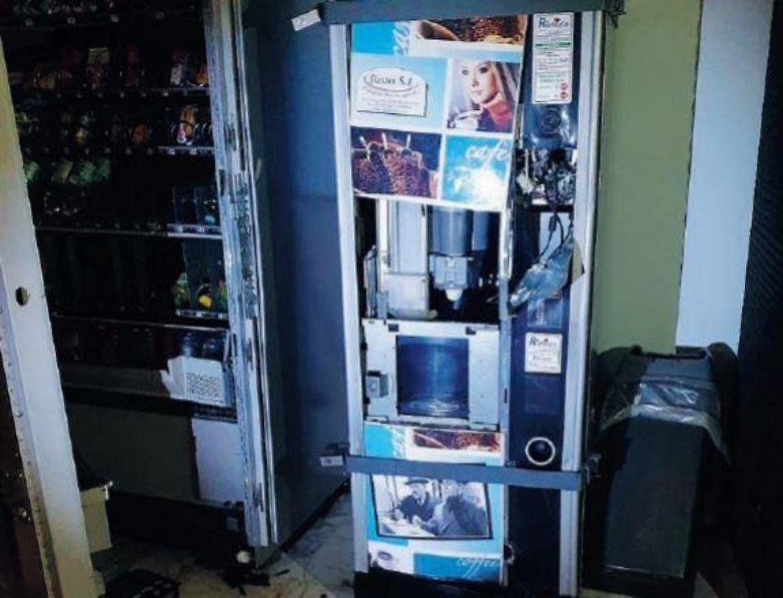 Assalto ai distributori, beccato sul posto tenta la fuga: danni per 11mila euro