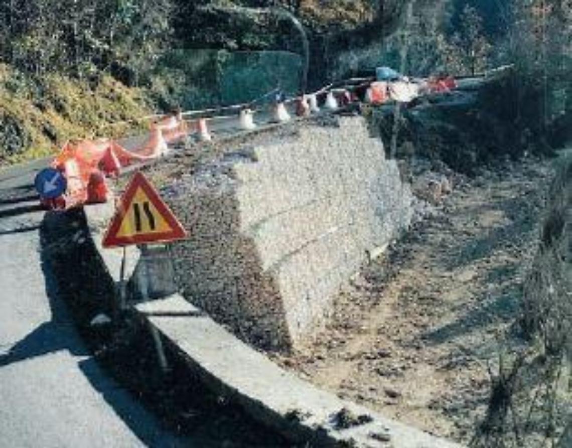 Strada franata: proseguono i lavori per la messa in sicurezza