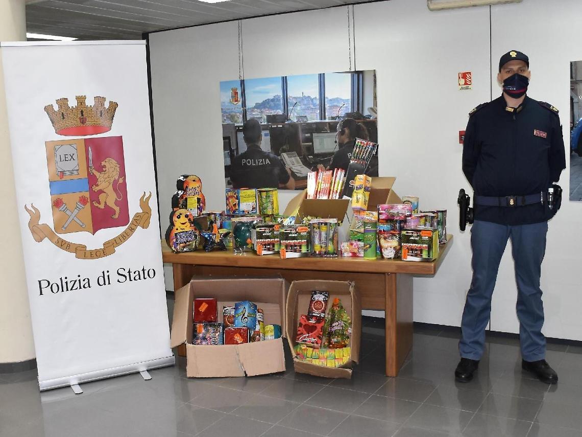 Fuochi d'artificio illegali venduti da un ambulante: maxi sequestro