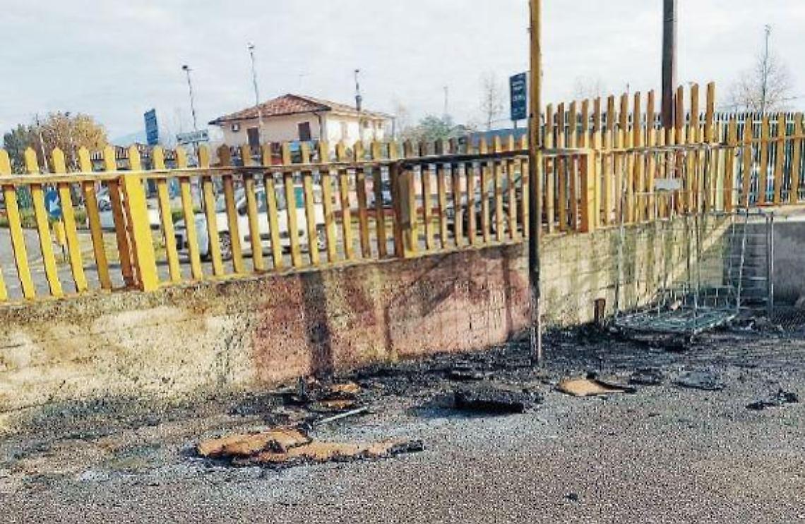 Fiamme nel centro commerciale: appiccato il fuoco all'ingresso di Navarra Mobili