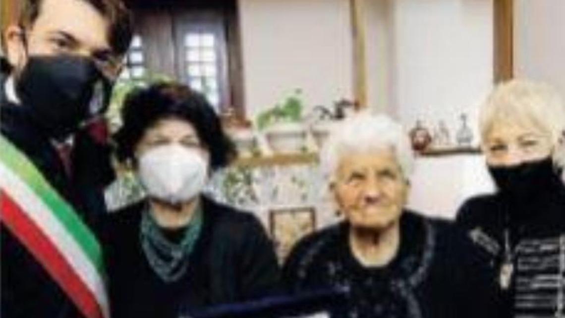 Nonna Natalina spegne 100 candeline: la speciale festa nel giorno di Natale