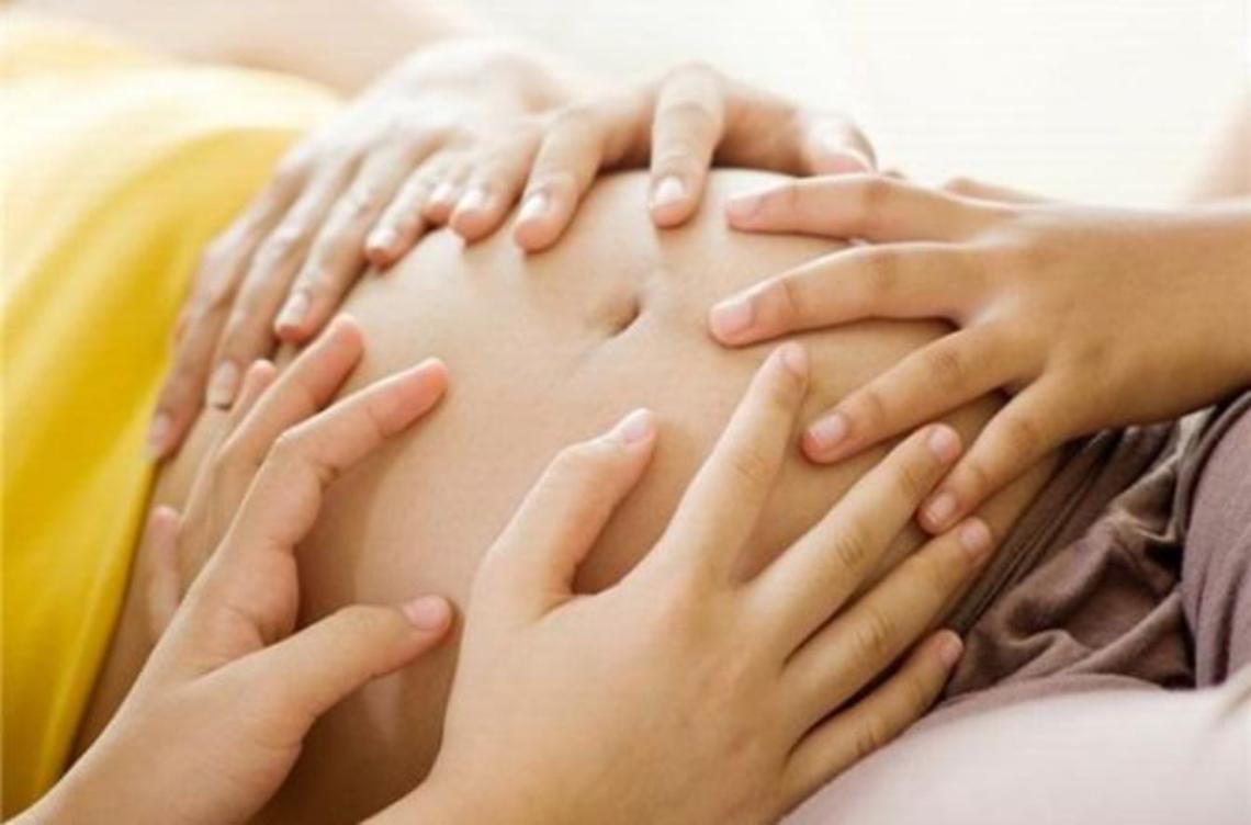 Un regalo di Natale davvero speciale, il bebè 'ha fretta' e nasce in casa: l'emozione