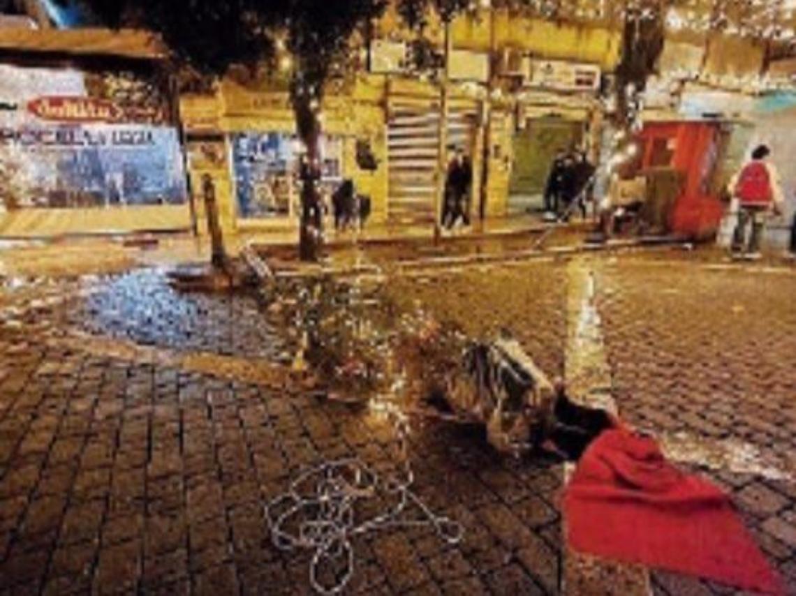 Atto vandalico a Natale, buttato a terra l'albero in piazza Labriola