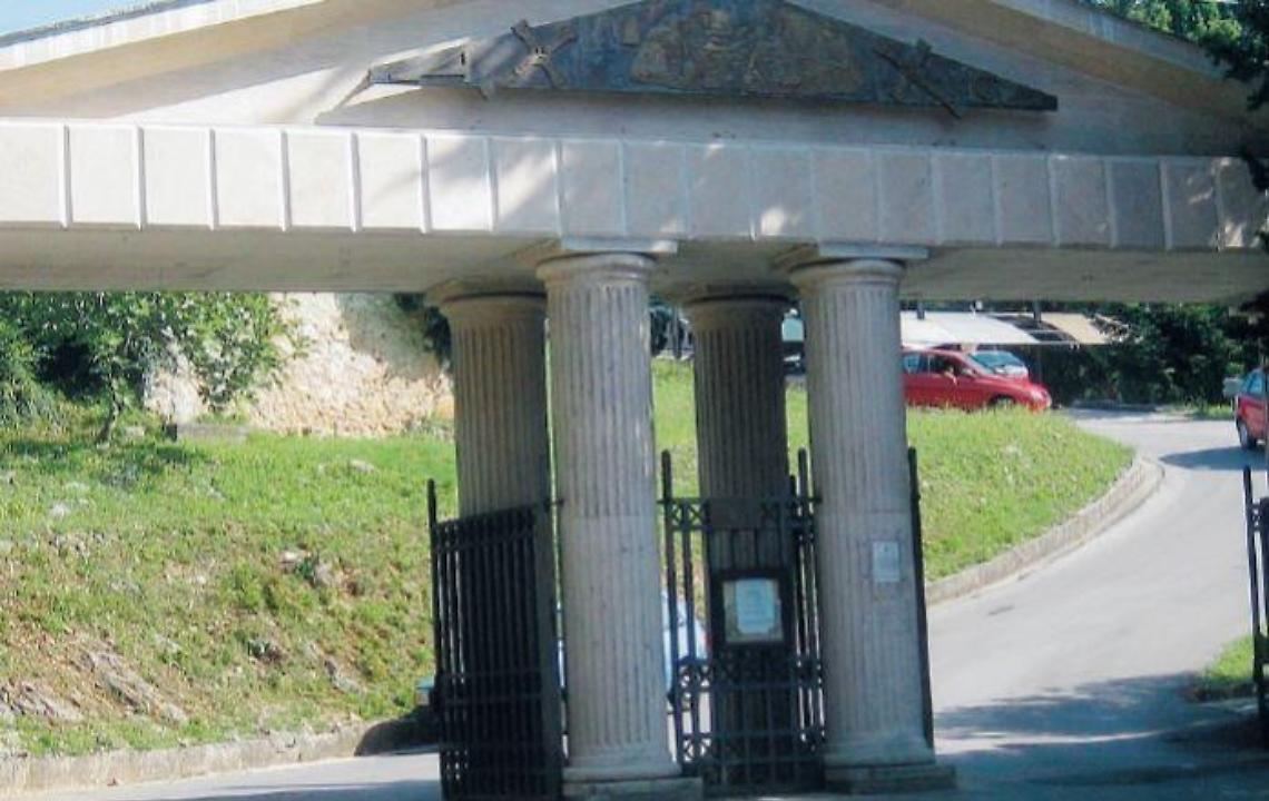 Degrado al cimitero, lampade votive spente e rifiuti ovunque: la polemica