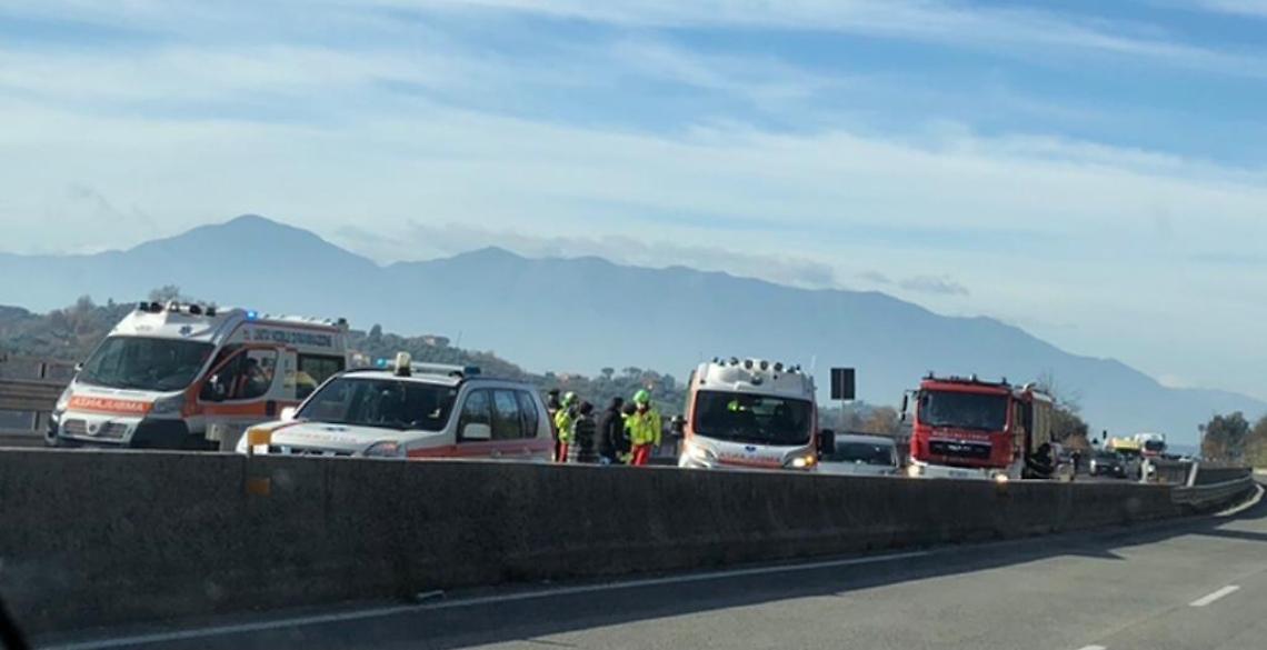Incidente sulla Ferentino-Sora, auto fuori controllo: un uomo incastrato tra le lamiere