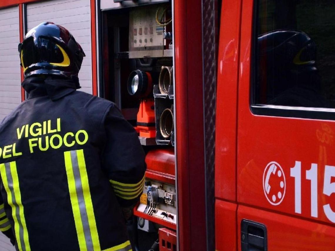 Donna chiusa fuori sul balcone, in casa dei minori: momenti di panico
