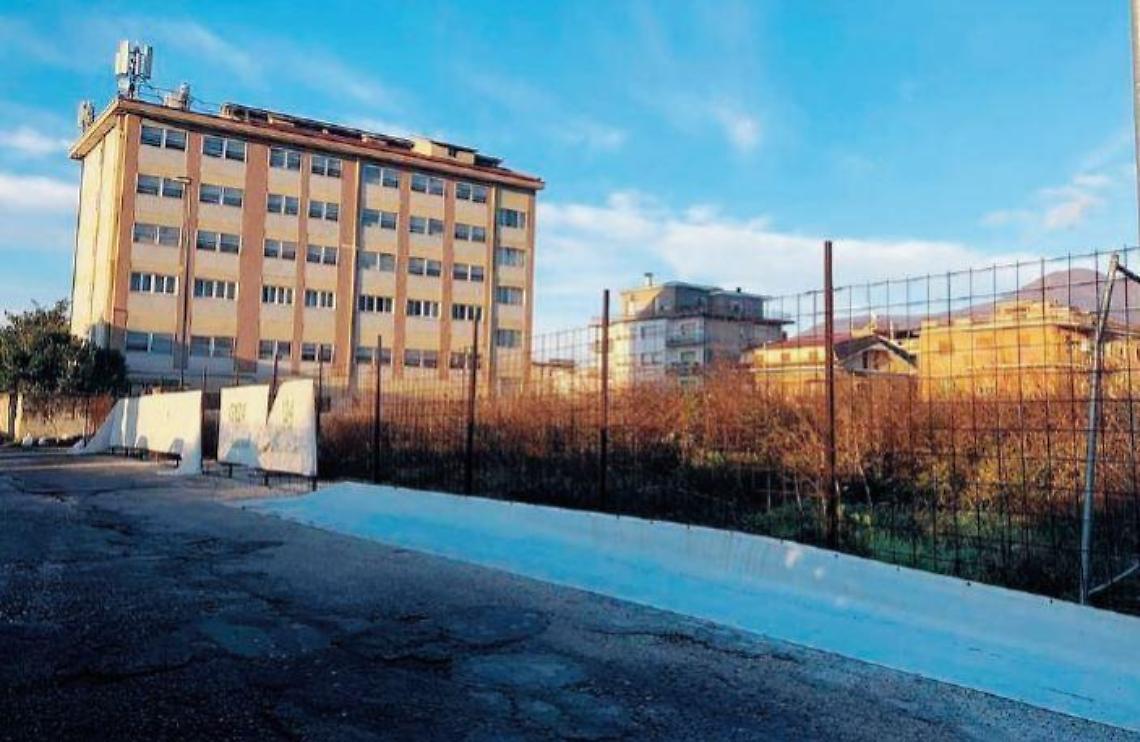 Sar&agrave; una superscuola ma per ora &egrave; una discarica: il cantiere abbandonato