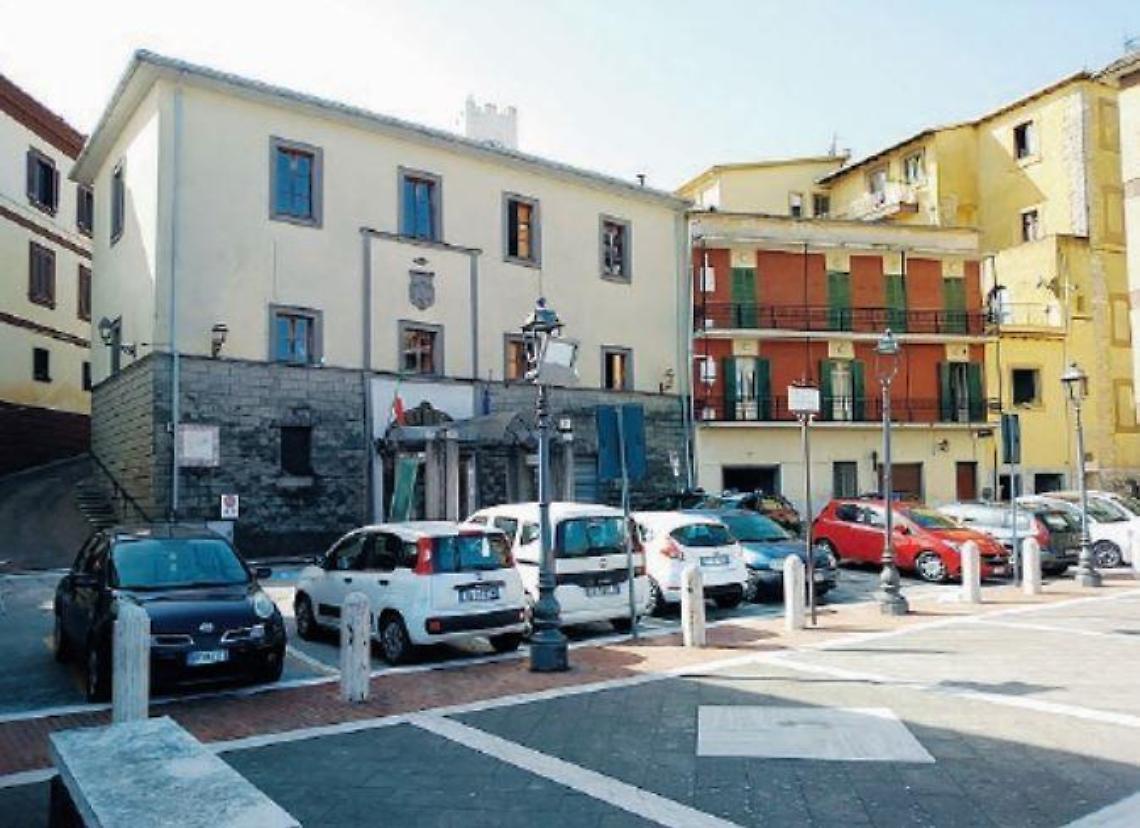 Covid, Omicron non dà tregua: contagi in crescita. Arriva una nuova stretta