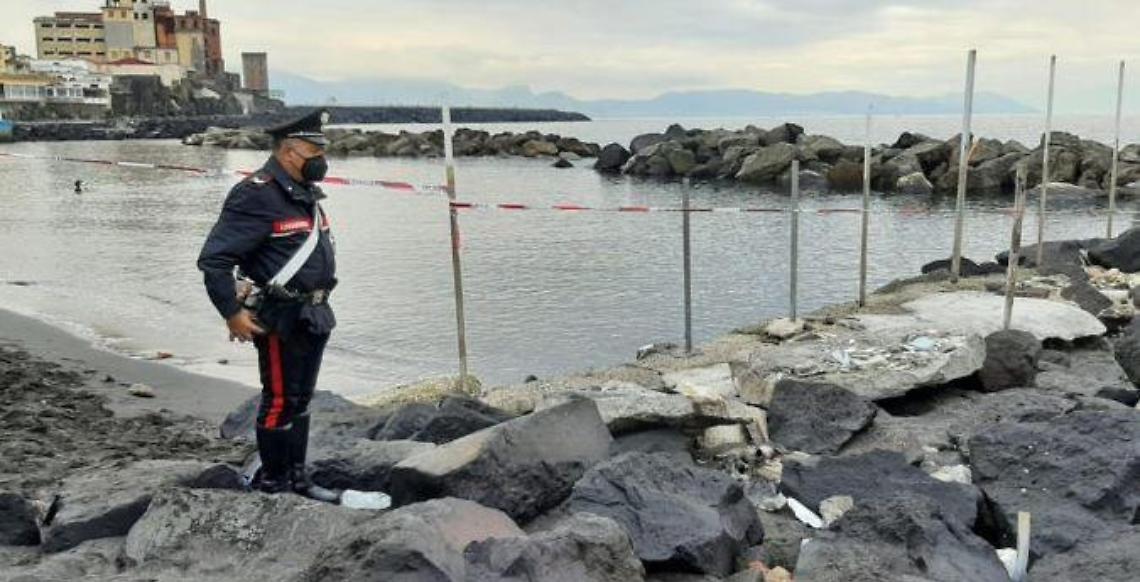 Bambino di 2 anni muore annegato in mare: la madre aveva tentato il suicidio