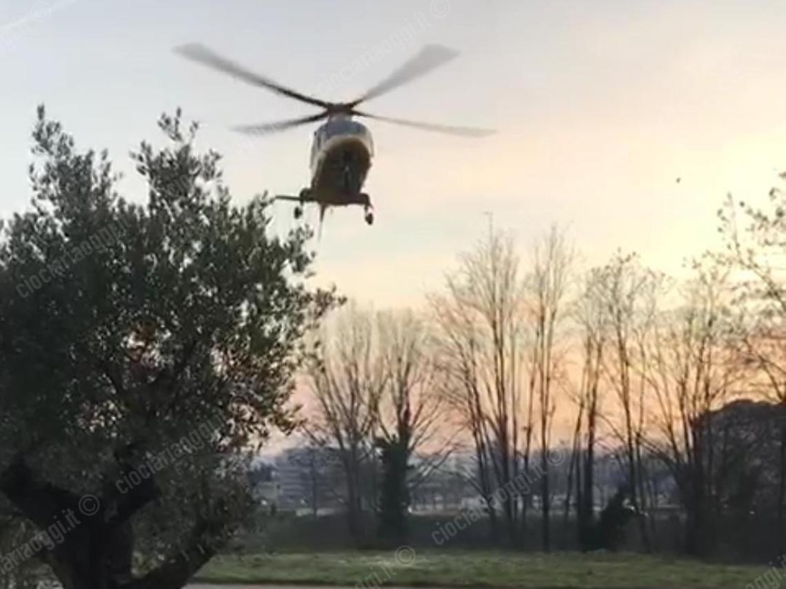 Anziano ferito, eliambulanza atterra nel quartiere di Pontrinio: momenti di paura