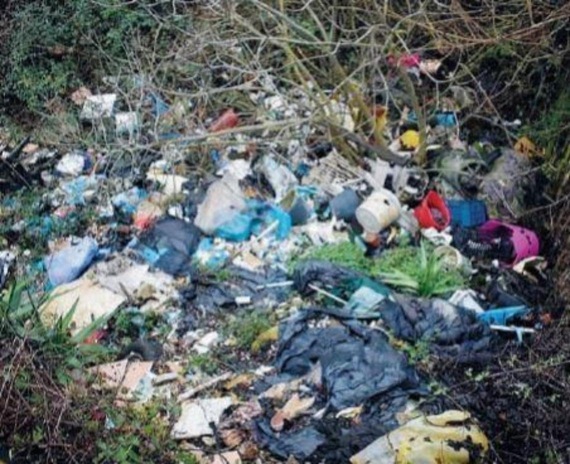 Da “Inferno Track” a discarica: la storica via coperta di rifiuti