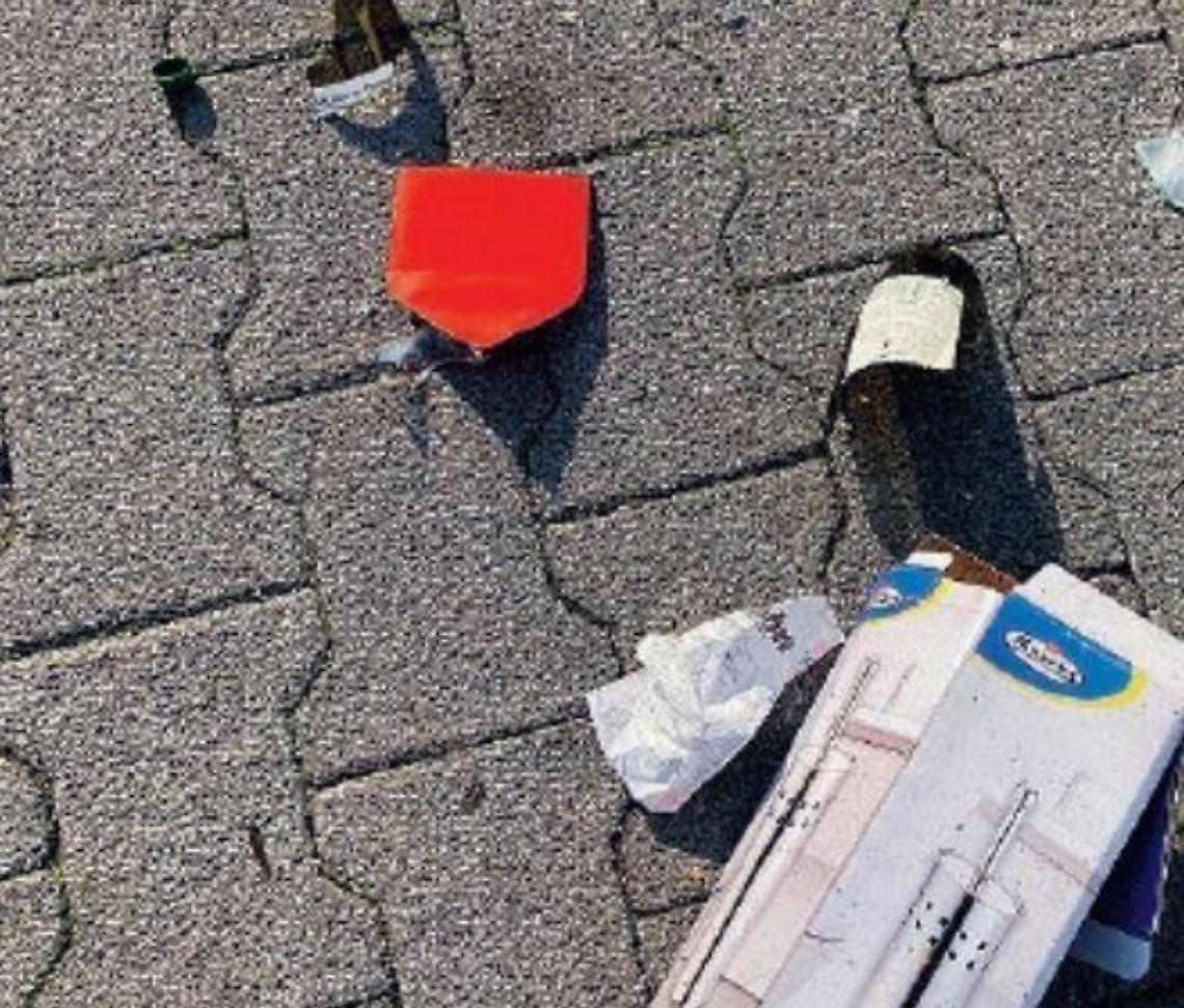 Rifiuti e bottiglie rotte abbandonati in strada: anno nuovo, inciviltà vecchia