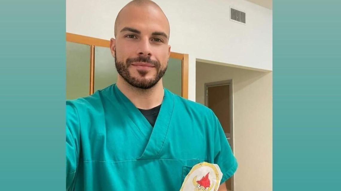 Bimbo autistico dona un disegno all'infermiere che lo vaccina