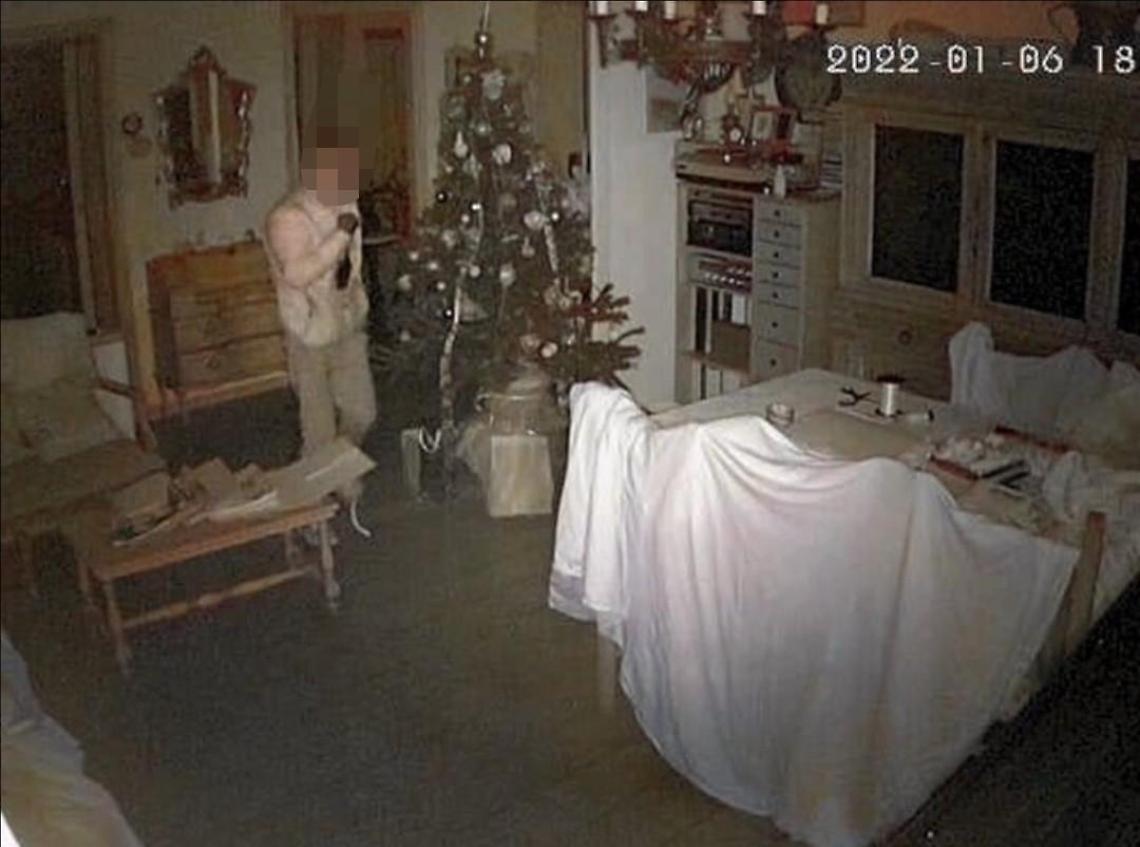 Allarme furti, ladro immortalato in casa dalle telecamere: la foto fa il giro del web