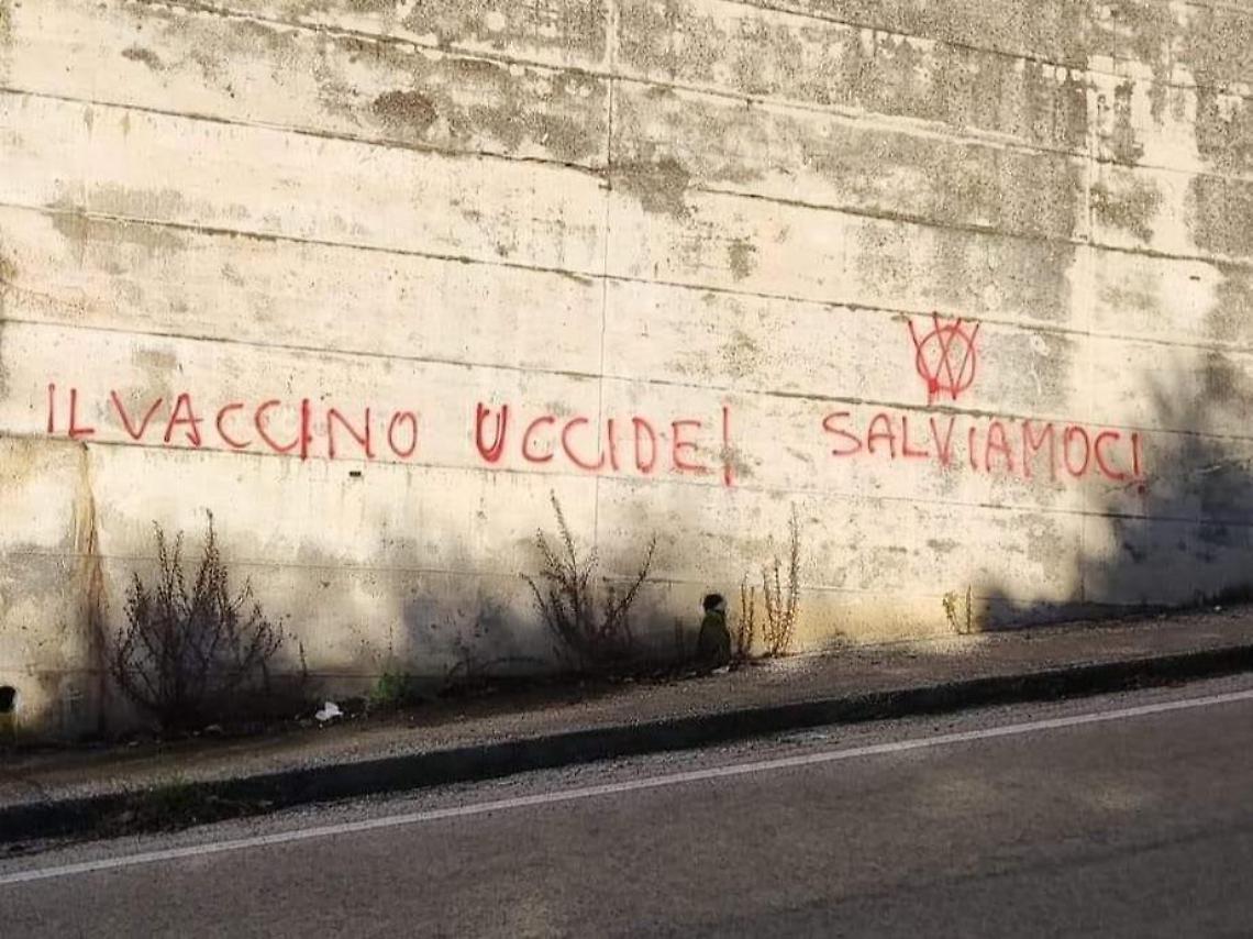 Da "no-vax" a vandali in un attimo: imbrattato il muro dell'ospedale